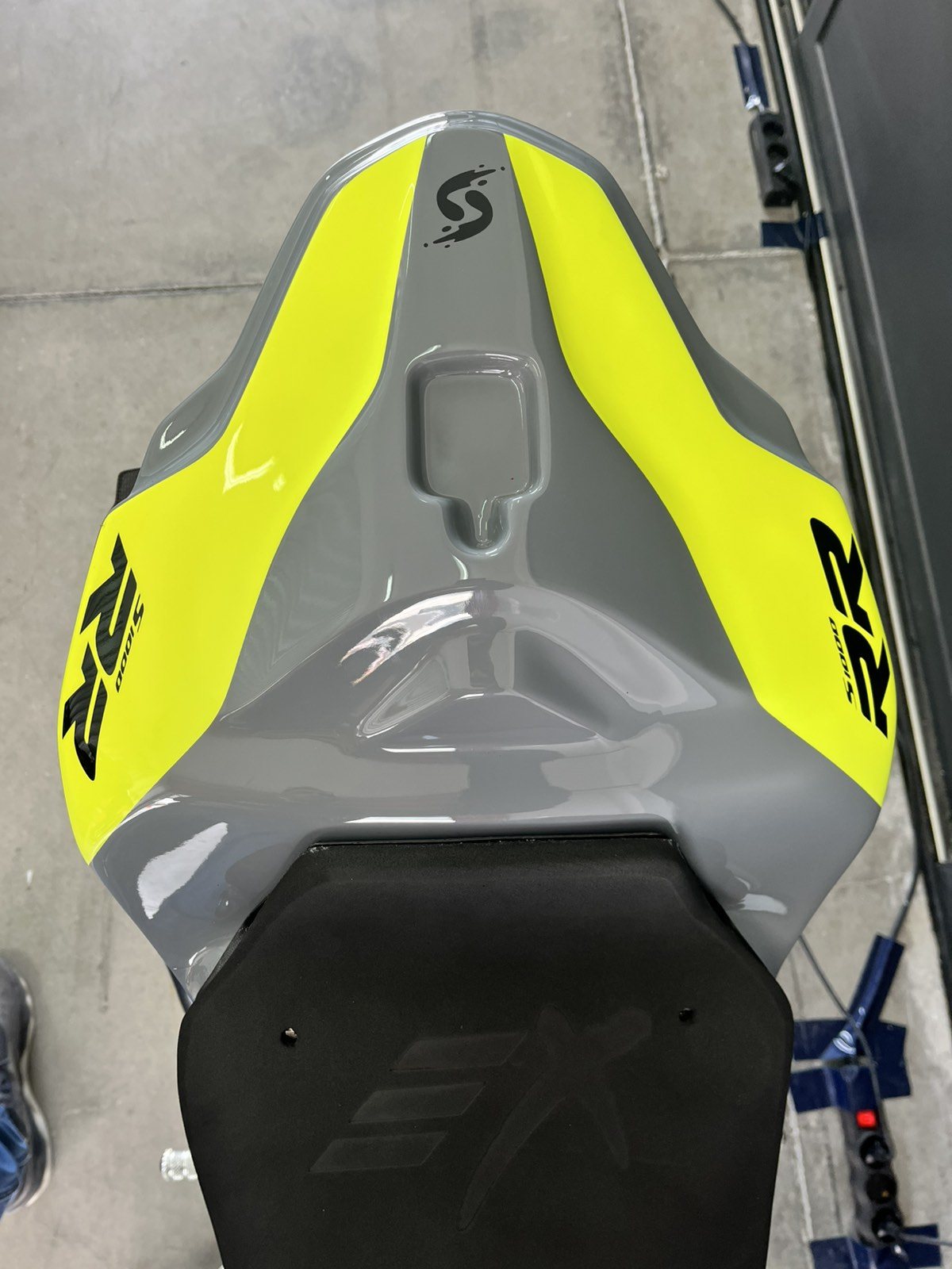 Rear three-quarter view showing the RR lettering and the angular yellow blocks