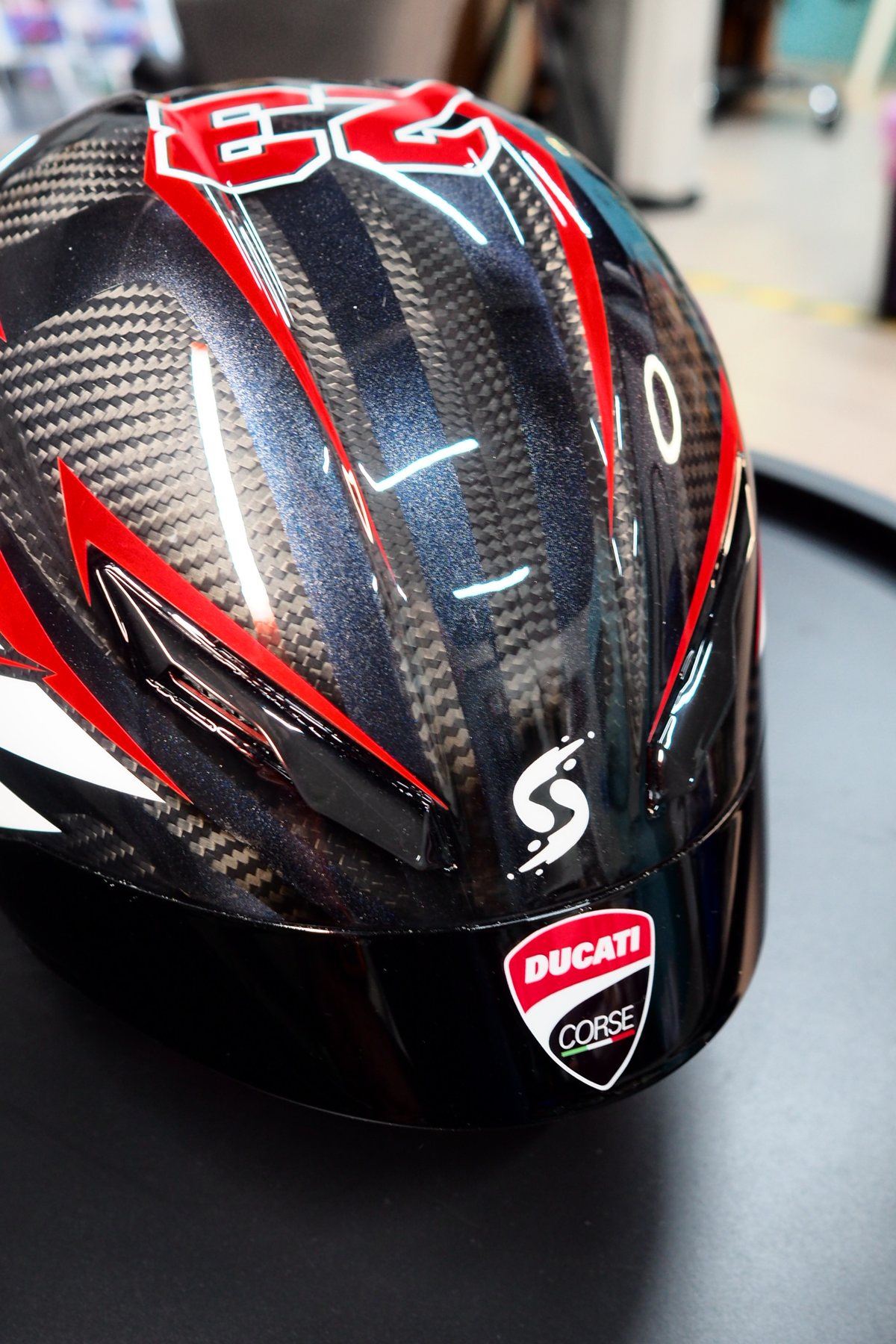 Top of the shell showing the carbon weave running between the red graphics