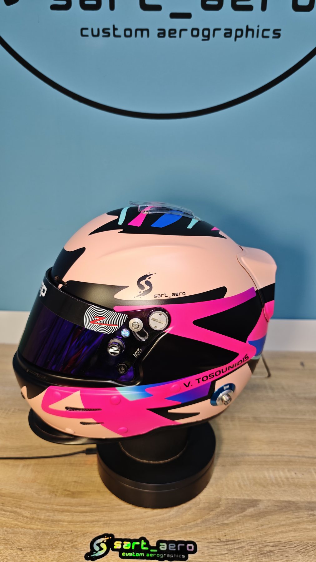 Side view of the Kart 1 helmet showing the magenta flash sweeping back from the visor