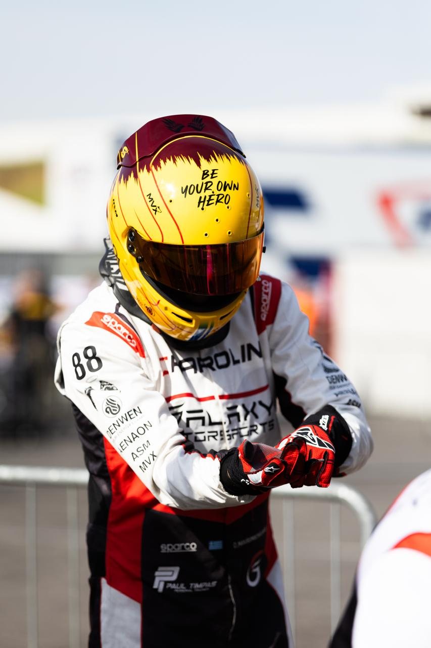 The driver wearing the Olympios kart helmet at the circuit