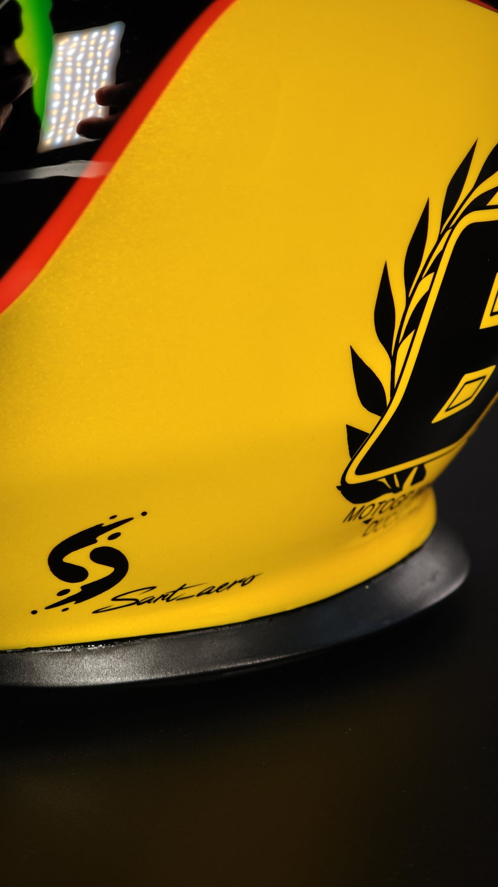 The yellow lower section of the shell with the laurel motif