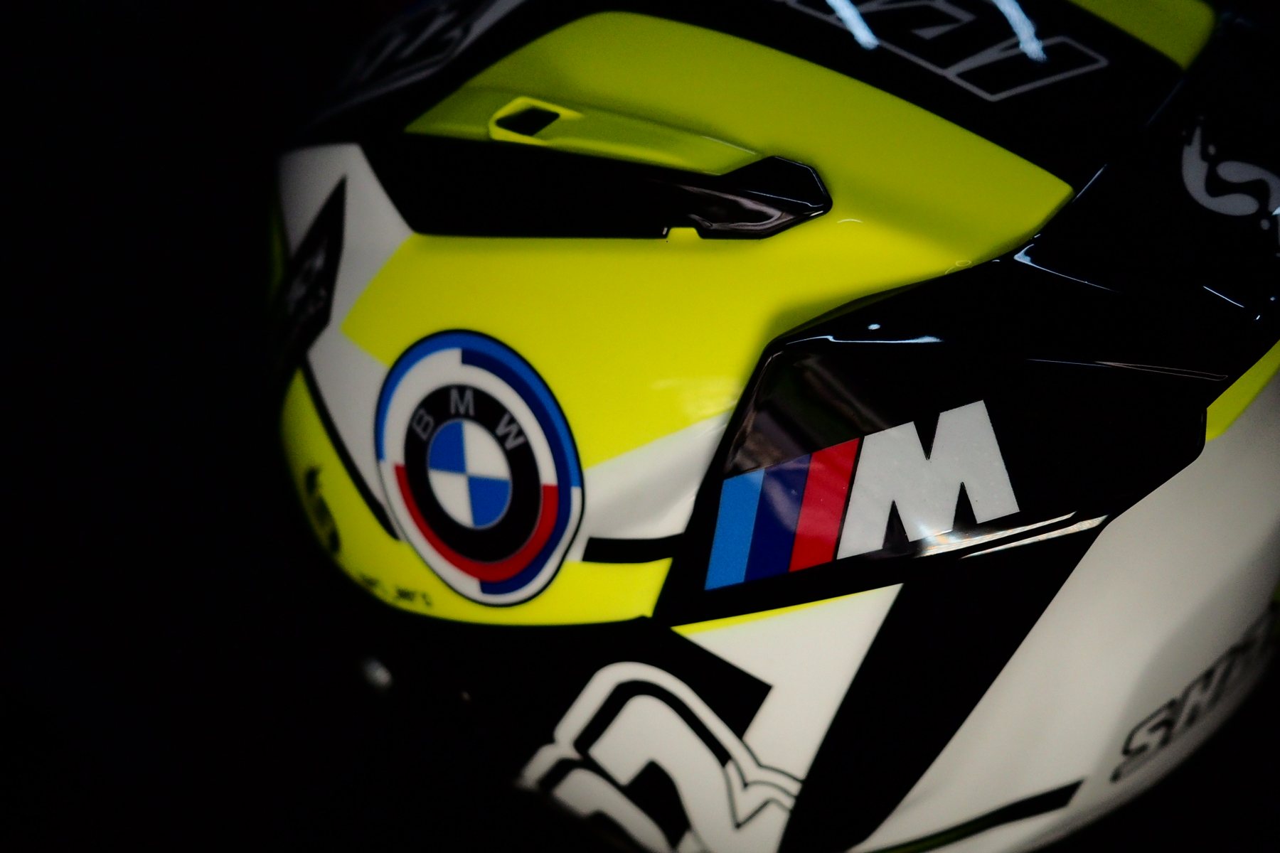 Upper rear shell of the Shai 222 helmet with the BMW roundel and BMW M graphic on gloss black and white